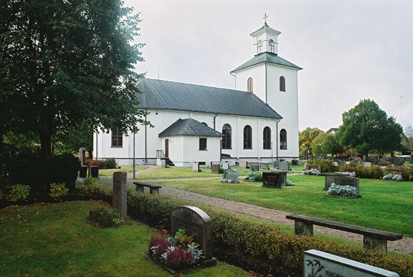Ambjörnarps kyrka med omgivande begravningsplats sedd från nordöst.