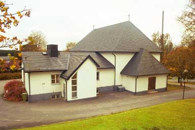 Limmareds kyrka och församlingshemmet till höger i bild med sitt hisschakt, från SÖ.

