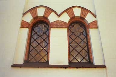 Fönster i nordöstfasaden på Tranemo kyrka.

