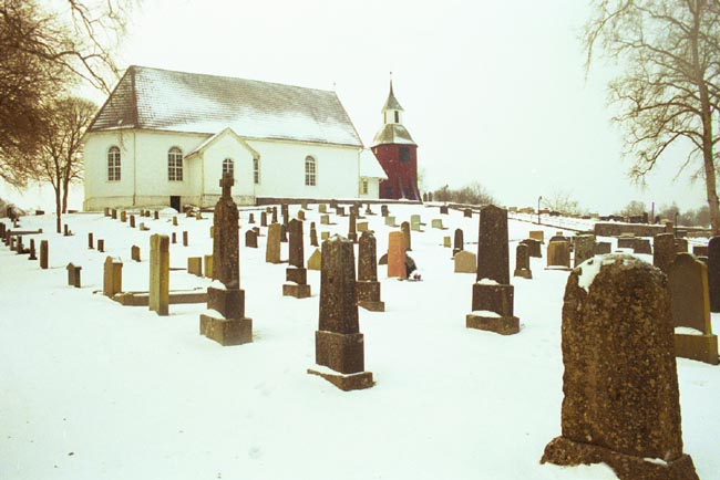 Månstads kyrka med omgivande begravningsplats sedd från nordöst.