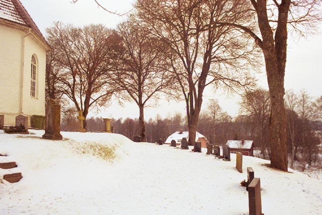 Östra delen av begravningsplatsen vid Månstads kyrka.