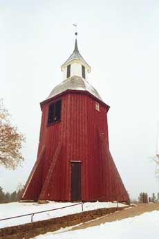 Klockstapeln vid Månstads kyrka sedd från sydöst.