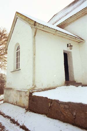 Sakristian på Månstads kyrka från nordväst.