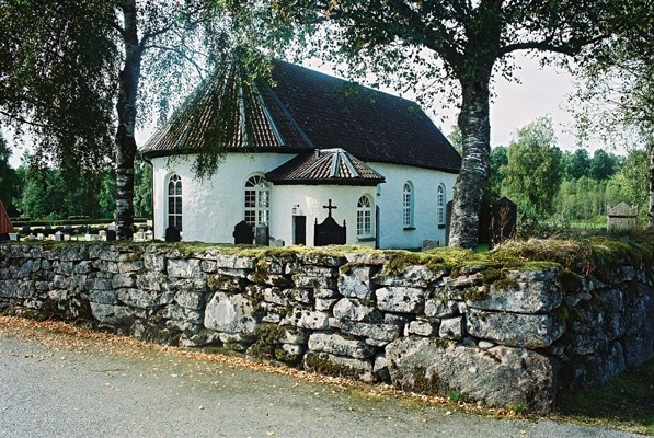 Ljungsarps kyrka med östra kyrkogårdsmuren sedd från NÖ.