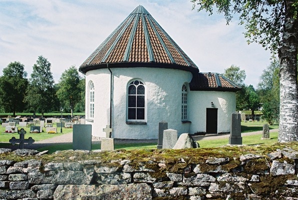 Ljungsarps kyrka med vidbyggd sakristia i norr och del av den östra kyrkogårdsmuren sedd från öster.