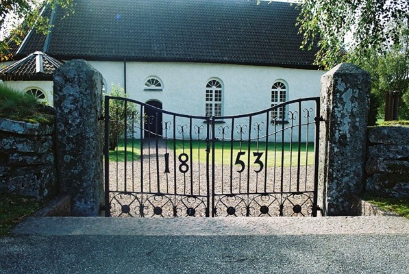 Smidesgrinden vid huvudingången till Ljungsarps kyrka sedd från N.