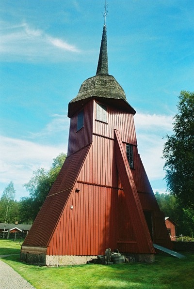 Klockstapeln på Ljungsarps kyrkogård sydöst om kyrkan sedd från SV.