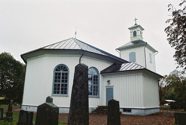 Sakristian vidbyggd i norr på Sjötofta kyrka, från NV.