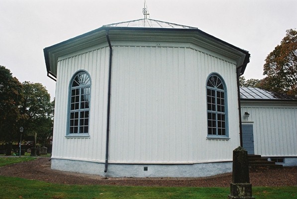 Fasaderna på det femsidigt avslutade koret i Sjötofta kyrka, från Ö.