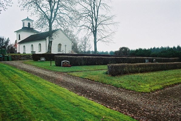 Finnekumla kyrka med omgivande begravningsplats, från SÖ.
