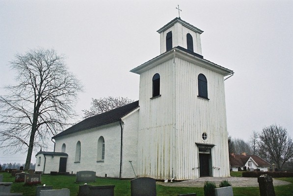 Finnekumla kyrka med torn i väster sedd från nordväst.