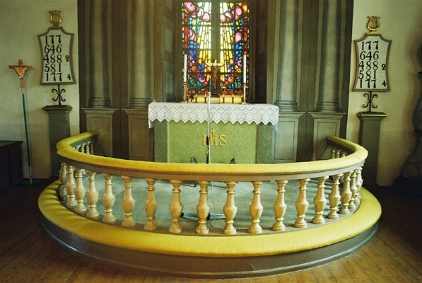 Altare och altarring i Finnekumla kyrka, från V.