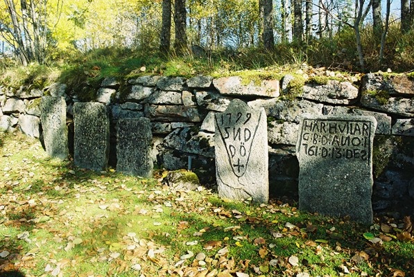 Äldre resta gravstenar invid norra kyrkogårdsmuren, från V.