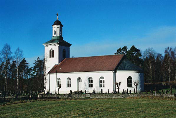 Örsås kyrka med omgivande kyrkogård
