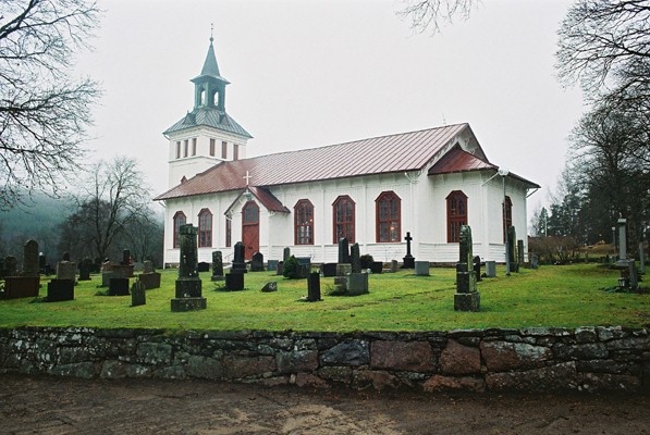 Mårdaklevs kyrka med omgivande kyrkogård sedd från sydöst.