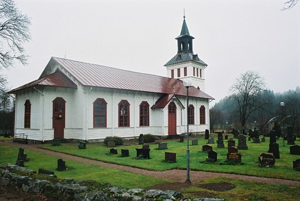 Mårdaklevs kyrka med omgivande begravningsplats sedd från nordväst.