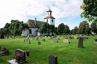 Holsljunga kyrka med omgivande kyrkogård, från NÖ.
