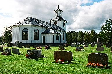 Mjöbäcks kyrka med omgivande kyrkogård, från NÖ.