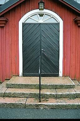 Svenasjö kyrkas port i vapenhusets västfasad.