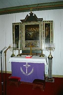 Altare och altarskåp i koret i Svenasjö kyrka, från SV.
