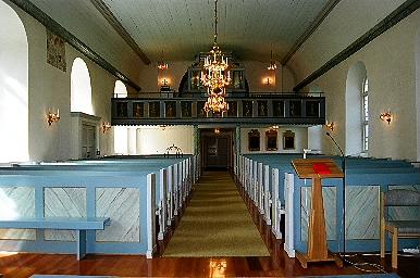 Långhuset i Berghems kyrka sett från koret mot orgelläktaren i väster.