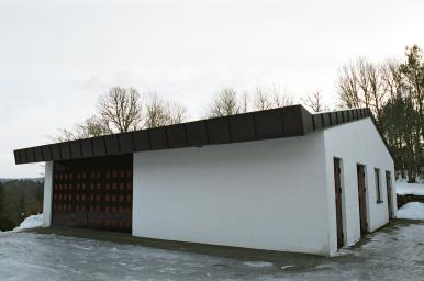 Bårhuset söder om Sätila kyrka, från NV.