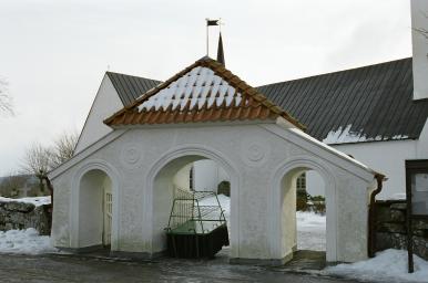 Stigluckan i Sätila norra kyrkogårdsmuren, från N.