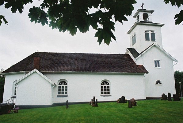 Nordfasaden med den vidbyggda sakristian på Älekulla kyrka.