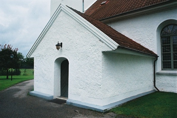 Torestorps kyrka, vapenhuset i söder, från SÖ.