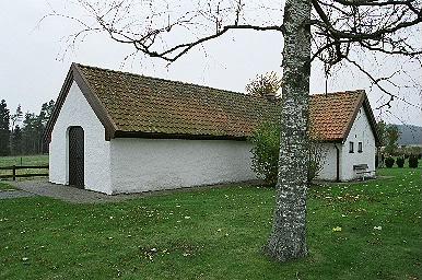 Bårhuset vid Öxnevalla kyrka sett från SÖ.