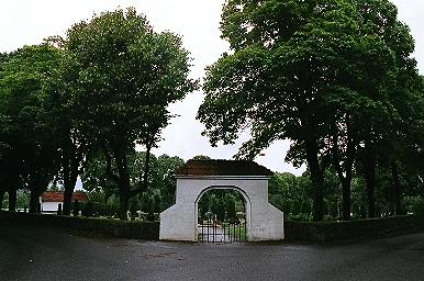 Den utvidgade kyrkogården ett stycke nordöst om Fritsla kyrka, från SV.