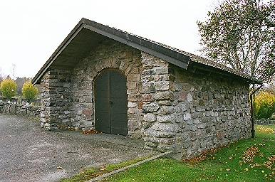 Bårhuset väster om Horreds kyrka, från NÖ.