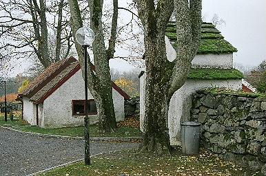 Norra stigluckan till Horreds kyrka samt "vinkällaren" norr om kyrkan, från Ö.