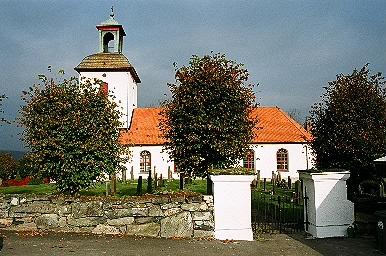 Istorps kyrka med omgivande kyrkogård, från S.