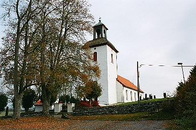 Istorps kyrka med delar av den västra kyrkogårdsmuren, från V.