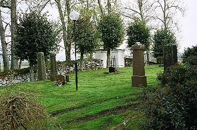 Kyrkogården norr om Istorps kyrka, från SV.