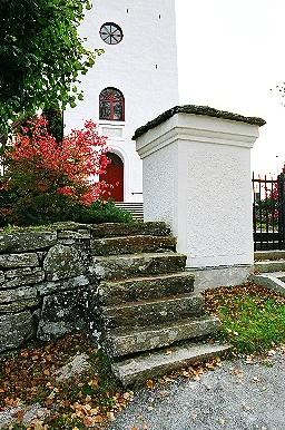 Klivstätta invid ingången i Istorps västra kyrkogårdsmur, från V.