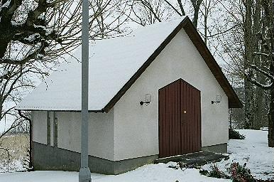Bårhuset norr om Fotskäls kyrka, från SV.