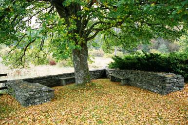 En plats för vila, bänkar invid Tostared kyrkogårds södra gräns, från NÖ.