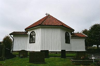 Tostareds kyrka sedd från öster med sitt tresidiga kor, nuvarande sakristia i norr och fd sakristia i söder.