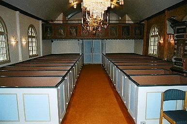 Långhuset i Tostareds kyrka sett från koret mot orgelläktaren i väster.