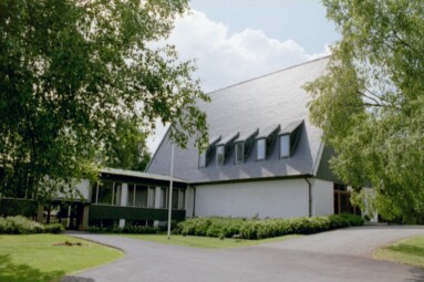 Sandareds kyrka med församlingshem åt nordöst, sett från parkeringen.
