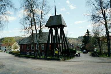 Gånghesters kyrka och klockstapel sett från Kapellvägen.