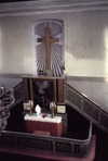 Altare och predikstol i kyrksalen