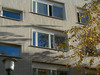 Stockholm, Bredäng, Järnbärarorden 2, Järnbärarvägen 20-26, Västfasad. Tilläggsisolerad fasad. Notera hur fönstrens överdelar blivit inklädda med plåt.


