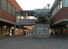 Biblioteket förbinds med skolan genom en gångbro.SAK00044_ Stockholm, Bredäng, Concordia 5, Bredängstorget 13-25,Concordiavägen 7-25_från norr