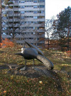 Skulptur av KG Lindahl, "Vingkontroll". SAK00168 Stockholm, Bredäng, Par Bricole, Bredängsvägen 228-234, från öst