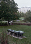 Skulptur av KG Lindahl, "Sex måsar" framför den lilla trädgårdsanläggning intill centrum. I Bakgrunden skivhus i kv. Amarantern. SAK00167 Stockholm, Bredäng, Par Bricole, Bredängsvägen 250, från sydost