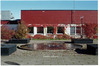SAK00266_Stockholm, Bredäng, Tempelriddarorden 5, Vita Liljans Väg 53. Innergården med fontän av sjösten och planteringslådor. Foto från sydväst.