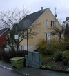 Gatufasad och gavel med entré. Foto från SV. 
SAK01005 Sthlm, Sätra, Alsätra 18, Alsätravägen 174, 